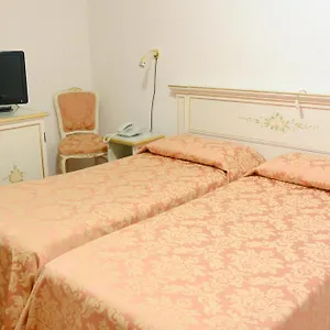 Hotel Ambassador Tre Rose